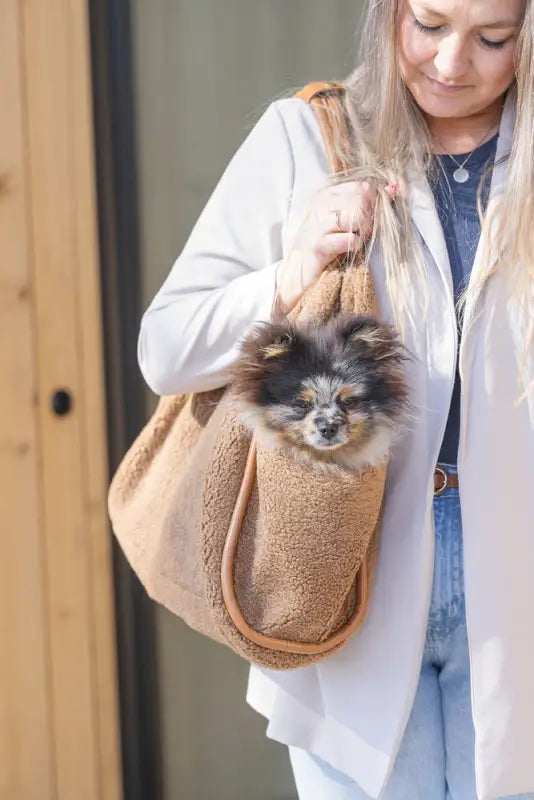 Designed by Lotte Hondendraagtas Tebby 43x18x35 cm — Cognac - HONDENTAS