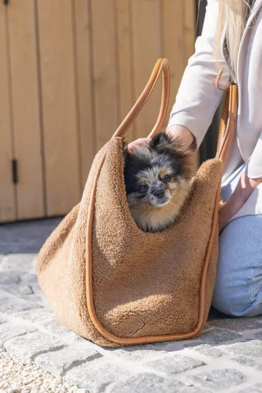 Designed by Lotte Hondendraagtas Tebby 43x18x35 cm — Cognac - HONDENTAS