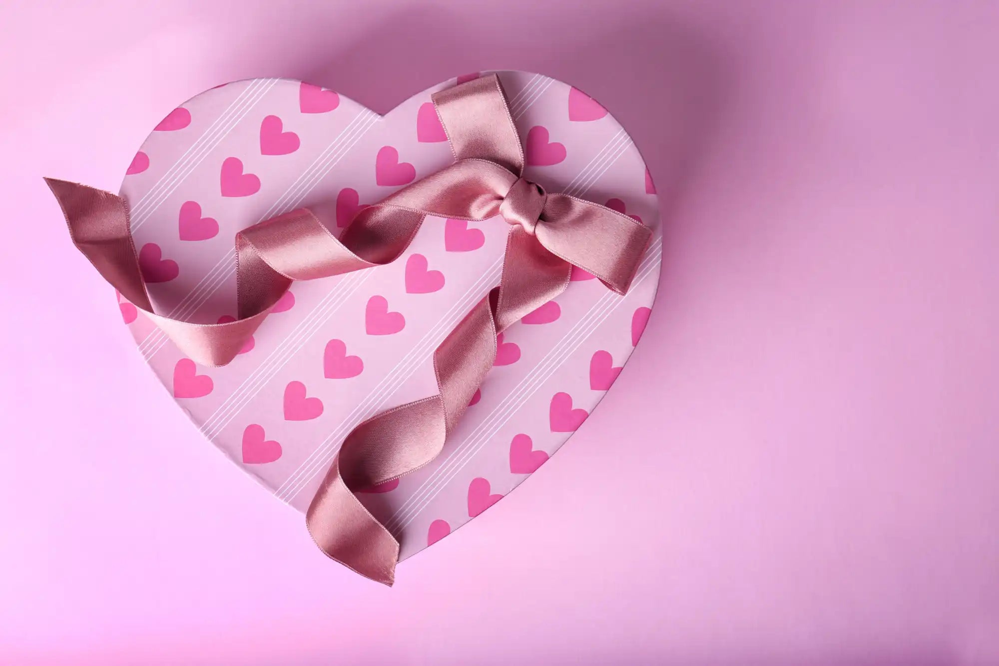 Hartvormige cadeaubox met roze lint.