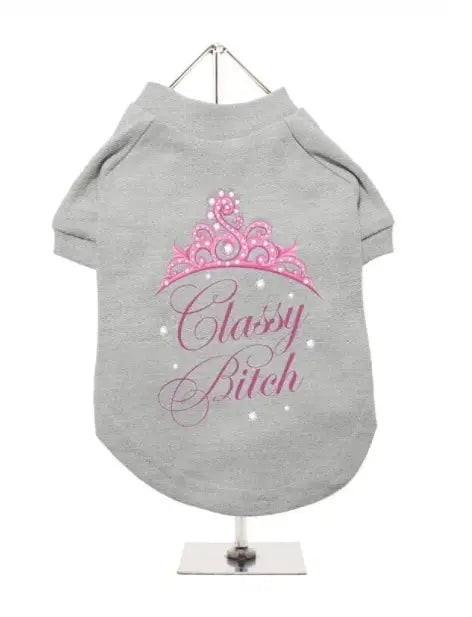 UrbanPup Honden T-shirt Classy Bitch — Grijs - Ruglengte 16 cm - Hondenkleding