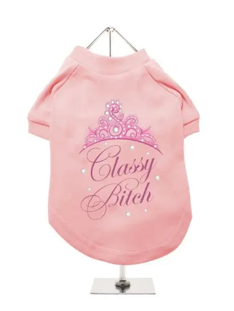 UrbanPup Honden T-shirt Classy Bitch — Roze - Ruglengte 16 cm - Hondenkleding